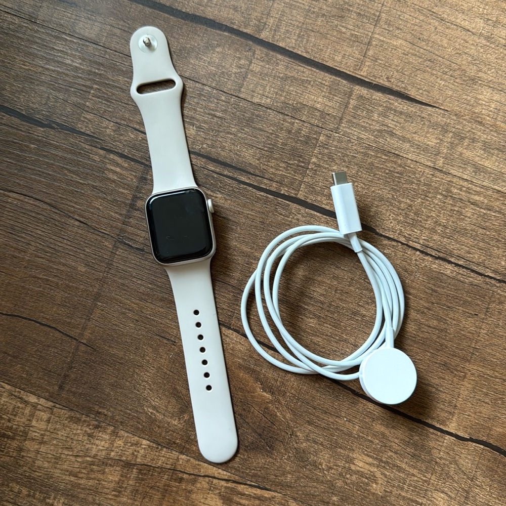 Apple Watch SE 2 GPS (2023) 40mm Starlight Aluminum Case Starlight band S/M